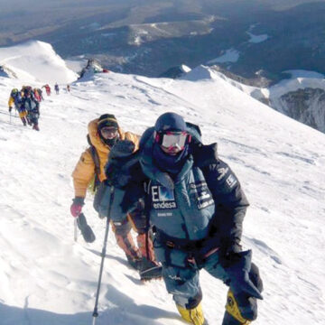 Alpinistas rivales mueren a metros de cumplir un récord