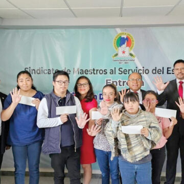 Entrega SMSEM becas a hijos de maestros con discapacidad