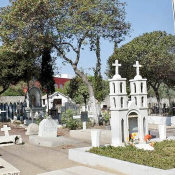 Inician preparativos para el Día de los Muertos en los panteones de Tijuana