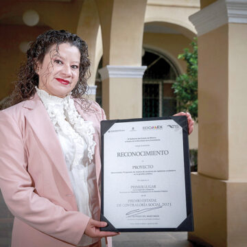 Rebeca Hernández Reyes, estudiante de la UAEMéx, reconocida con el Premio Estatal de Contraloría Social 2023