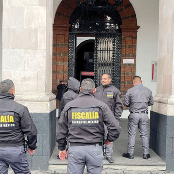 Catean Palacio Municipal de Toluca; iban por dos funcionarias de Raymundo