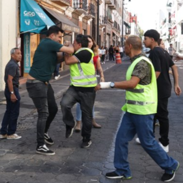 Se desata pelea entre el trabajador de un estacionamiento y un automovilista en Puebla
