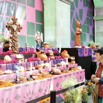 Invitan a mexiquenses a disfrutar de Monumental Ofrenda de Día de Muertos en Palacio de Gobierno