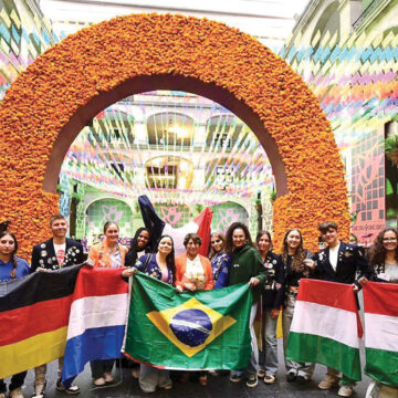 La Gobernadora Delfina Gómez recorre con estudiantes extranjeros la Ofrenda Monumental del Día de Muertos