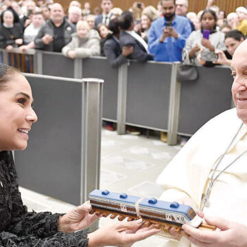 Mara Lezama entrega el “Tren Maya” al Papa Francisco