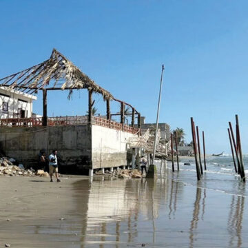 El mar se traga esperanza de restauranteros en Playa Bonfil