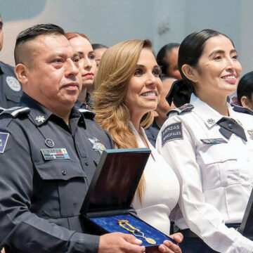 Entrega Mara Lezama la Medalla al Mérito Policial Quintana Roo 2023