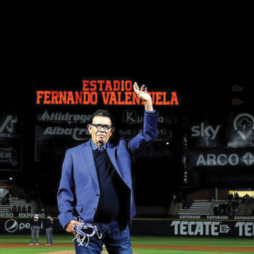 Naranjeros de Hermosillo homenajean a Fernando Valenzuela; estadio llevará su nombre