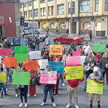 Transportistas protestan en Taxqueña por supuesta represión de Semovi