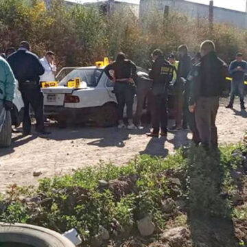 Asesinan a cuatro sujetos y abandonan sus cuerpos en un taxi, en Valle de Chalco