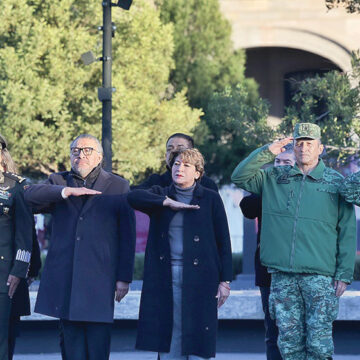 Encabeza Gobernadora Delfina Gómez Ceremonia de Izamiento de Bandera