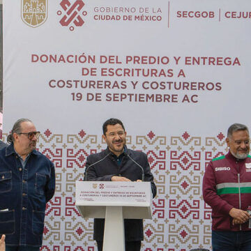 Entrega Martí Batres en donación inmueble a Costureras y Costureros 19 de septiembre A.C.