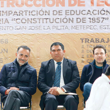 Entrega presidente municipal mejoras en escuela primaria de Metepec