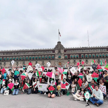 Activistas vuelan papalotes en el Zócalo en solidaridad con Palestina