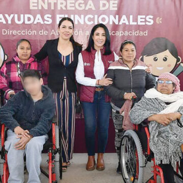 Entrega DIFEM apoyos a personas con discapacidad