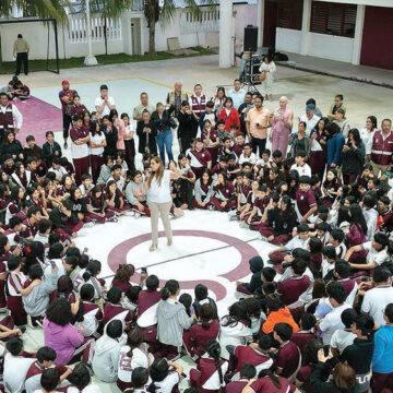 Cumple Mara Lezama con estudiantes de escuela secundaria de Cancún