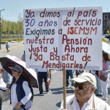 Marchan en Toluca por el pago de pensiones