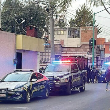 Muere mando en balacera entre policías en Toluca
