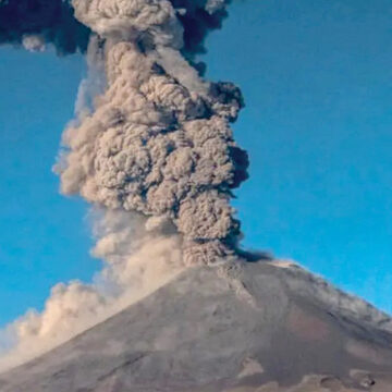 Cae ceniza en 11 municipios por fumarola del Popocatépetl