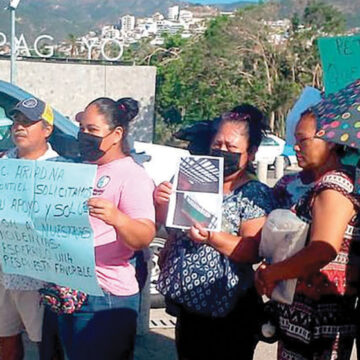 Damnificados protestan en el Asta Bandera, en Acapulco; exigen apoyos