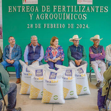 Entrega Marisol Arias Flores apoyo a los productores del campo en Atlacomulco