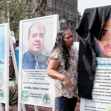 Instalan fotos en el Zócalo de México para “sembrar la memoria” de migrantes desaparecidos