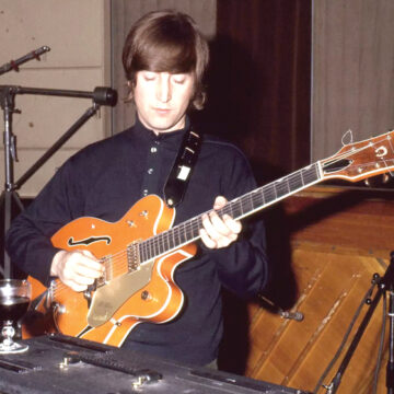 Subastarán guitarra de John Lennon descubierta en un desván inglés