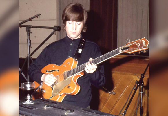 Subastarán guitarra de John Lennon descubierta en un desván inglés