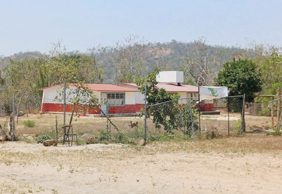 Comando armado asalta a maestros en 3 escuelas, en Coyuca de Benítez
