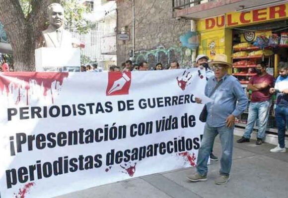 Sigue el reclamo para aclarar asesinato de periodista en Taxco