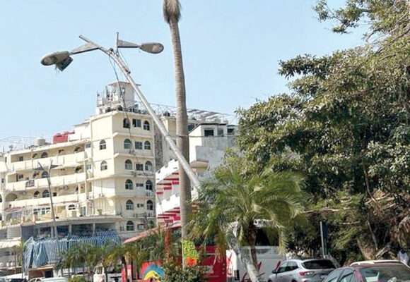 Exhiben postes a punto de colapsar en Acapulco