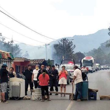 Bloquean entrada a Tetela de Ocampo por incendio forestal