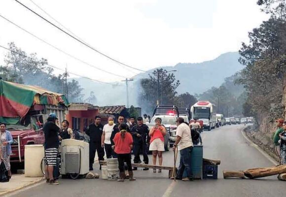 Bloquean entrada a Tetela de Ocampo por incendio forestal