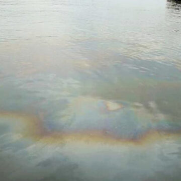 Aparecen de nueva cuenta manchas de hidrocarburo en el río Coatzacoalcos