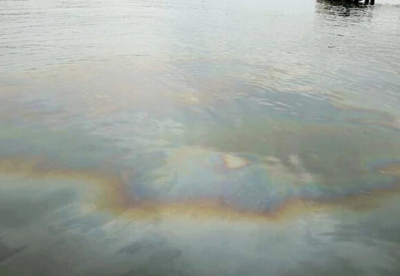 Aparecen de nueva cuenta manchas de hidrocarburo en el río Coatzacoalcos