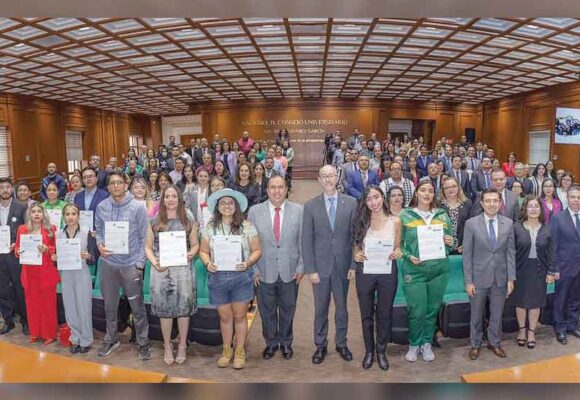 Anuncia el rector Barrera Díaz que se entregarán 14 mil 166 becas de apoyos o estímulos a universitarios