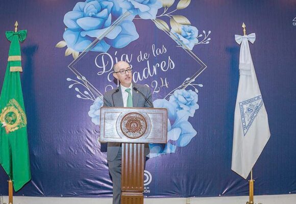 Reconoce rector Carlos Eduardo Barrera el trabajo de universitarias