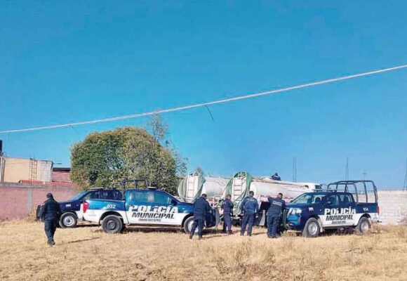 Policías de Zinacantepec recuperan autotanques de agua robados