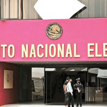 Refutan consejeros a Taddei: el rosa no es exclusivo del INE