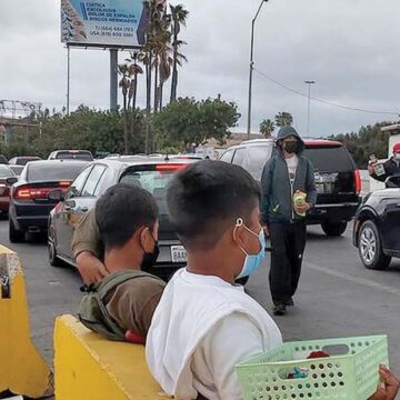 Casi 500 niños trabajan en calles de Baja California