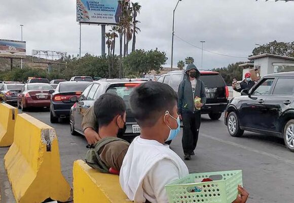 Casi 500 niños trabajan en calles de Baja California