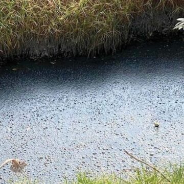 Contaminan canal de agua pluvial en Cuautlancingo, Puebla