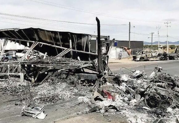 Dejan 9 cuerpos en Morelos, Zacatecas: incendian tráiler y lanzan ponchallantas
