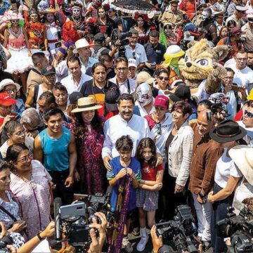 Inauguran Zócalo Peatonal y realizan la primera caminata