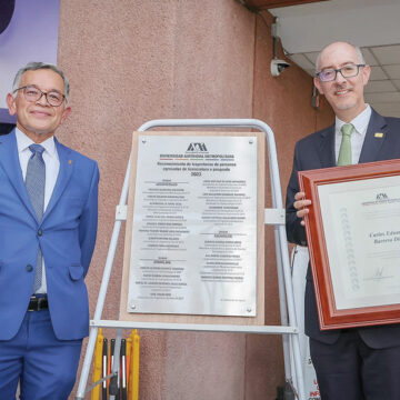 Entregan reconocimiento de Trayectoria de Personas Egresadas de Licenciatura o Posgrado 2023 a Carlos Eduardo Barrera Díaz