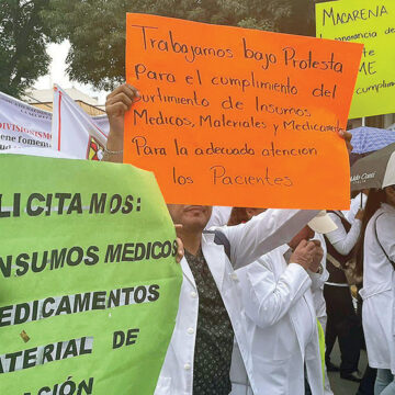 Protestan los trabajadores del sector salud por malas condiciones laborales