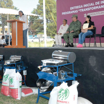 Entregan apoyos para el campo en Texcaltitlán para mil 800 campesinos