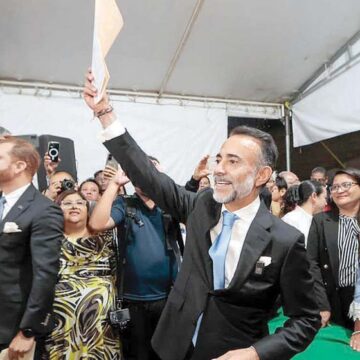 Recibe Fernando Flores constancia como presidente de Metepec