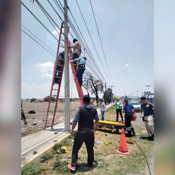 Colocaba fibra óptica, sufre descarga eléctrica y aún vive para contarlo