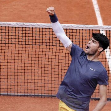 Alcaraz avanza a cuartos en Roland Garros para enfrentar a Tsitsipas